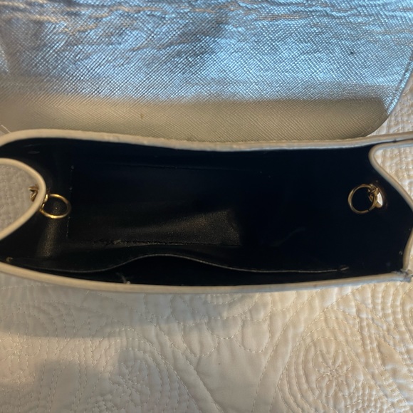 Cute purse for sale! Used 2-3 times- like NEW condition! - Picture 3 of 4